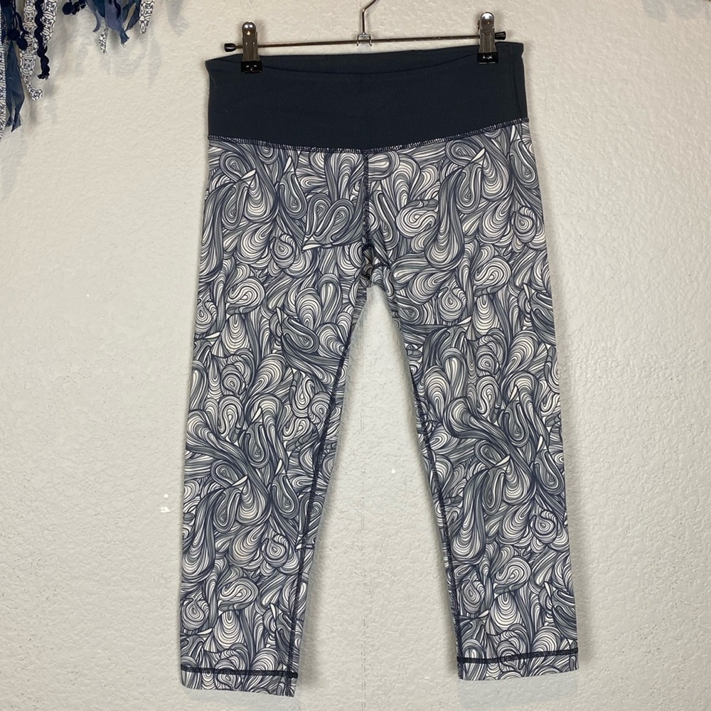 Lululemon Patterned Grey Capris - image 2